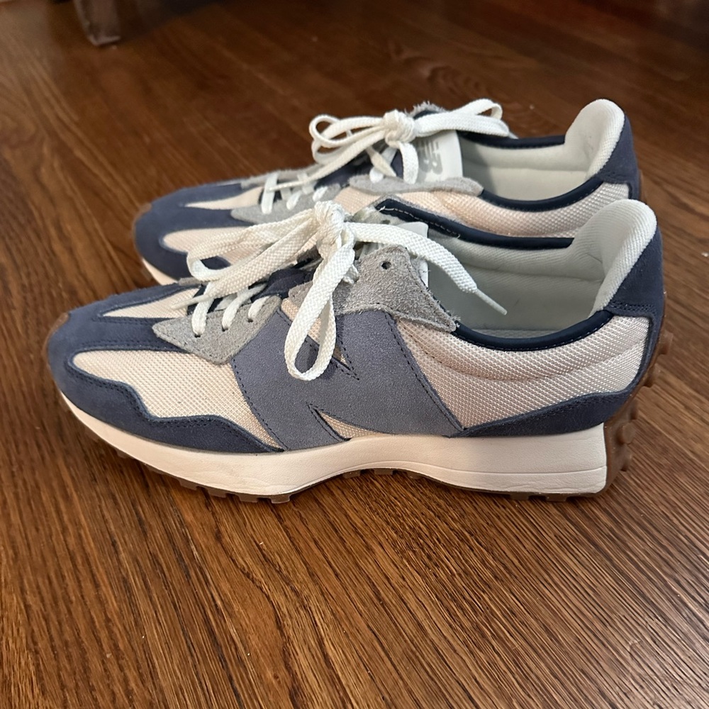 New Balance 327 tennis shoes
